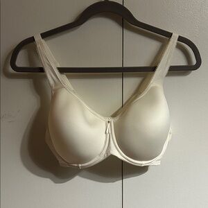 Wacoal Basic Beauty T-Shirt bra. white 38D. Molded cup. Worn once.